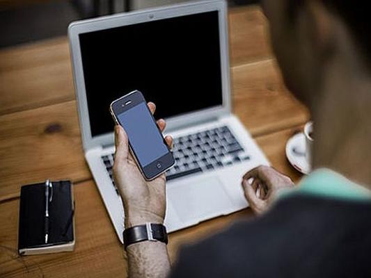 Laptop und Smartphone